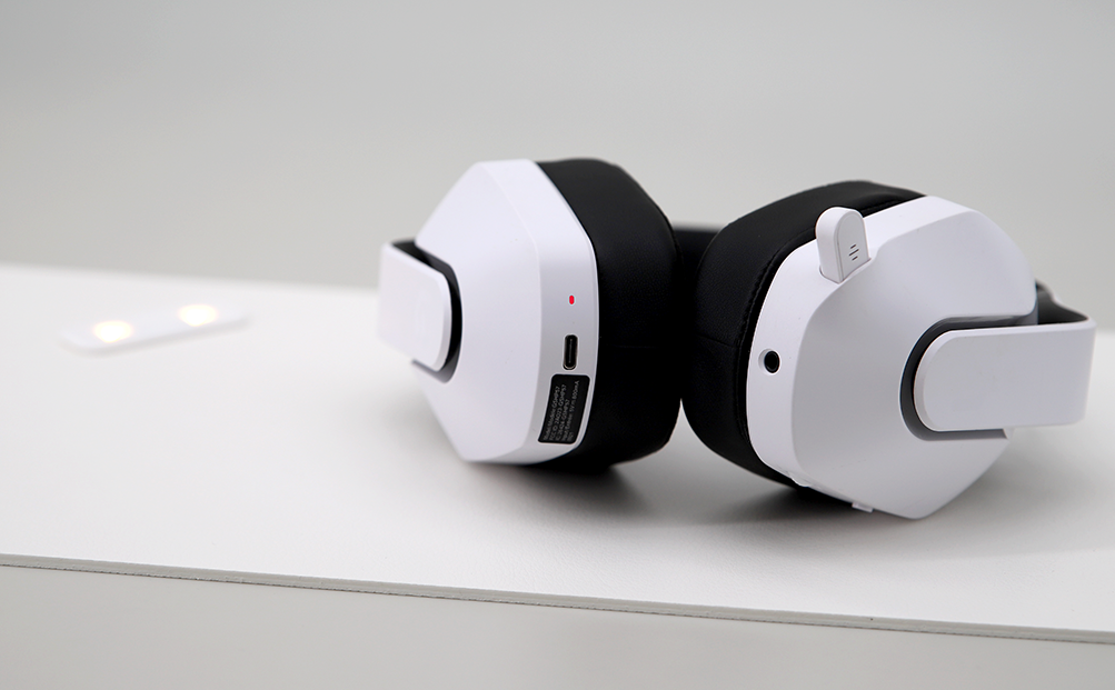 magres-headset-light-3a