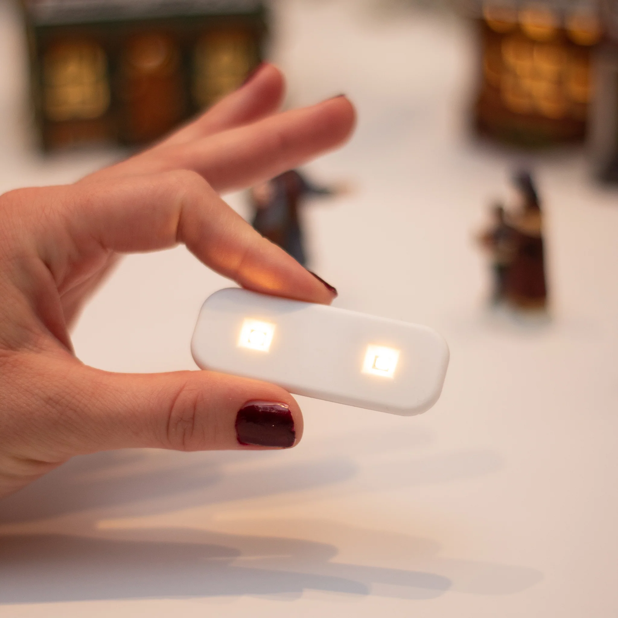 hand-holding-light